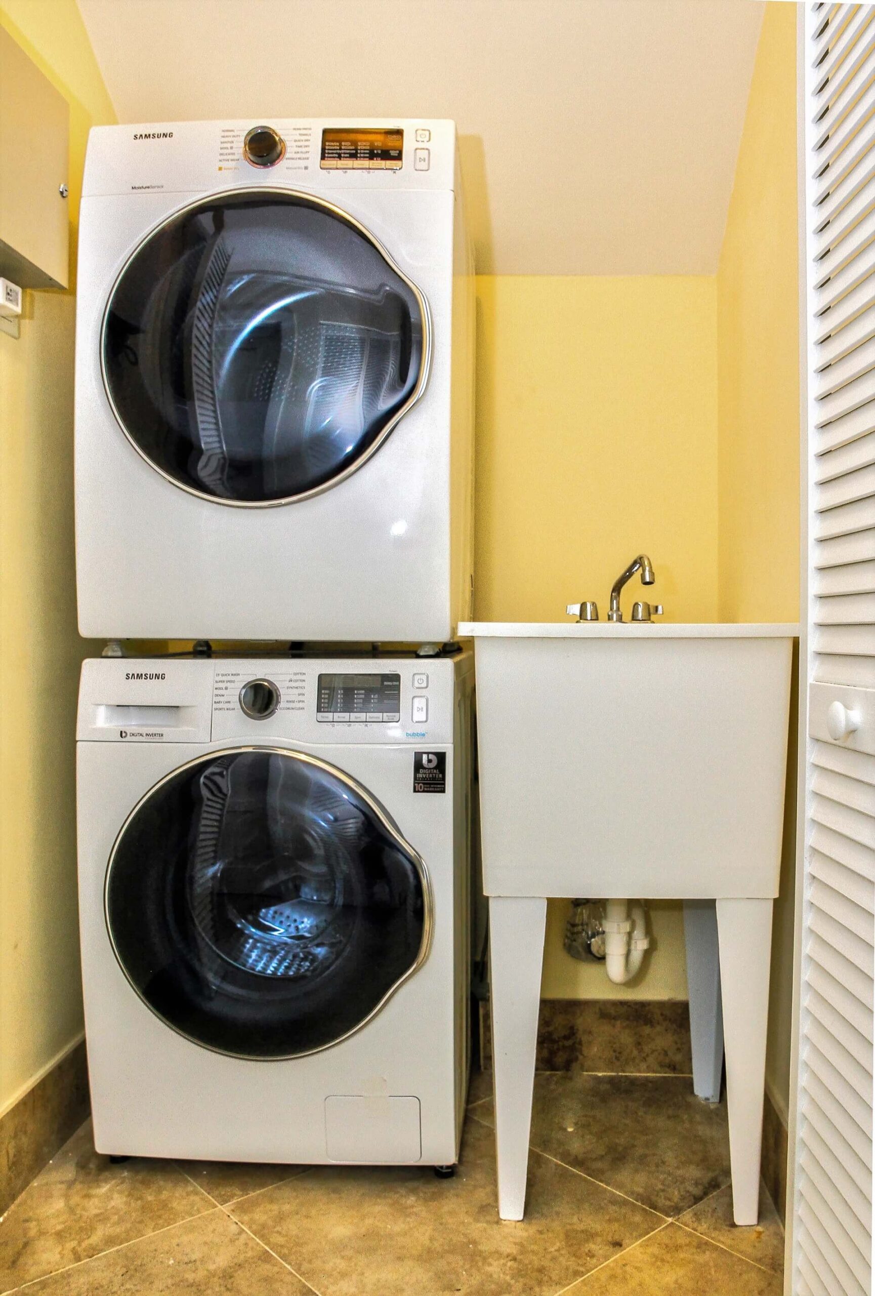 Kings Gate Condos 37